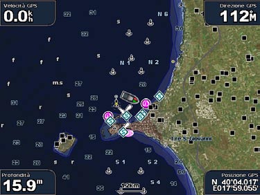 Utilizzo delle carte La Mappa pesca utilizza dati batimetrici dettagliati su una scheda SD preprogrammata BlueChart g2 Vision ed è indicata per la pesca in acque profonde.