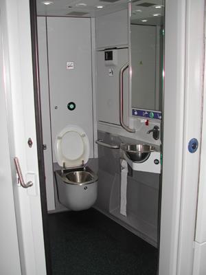 I servizi a bordo ACCESSO ALLA TOILETTE Ritirate a circuito chiuso, confortevoli, spaziose, dotate di elementi di arredo ergonomici e