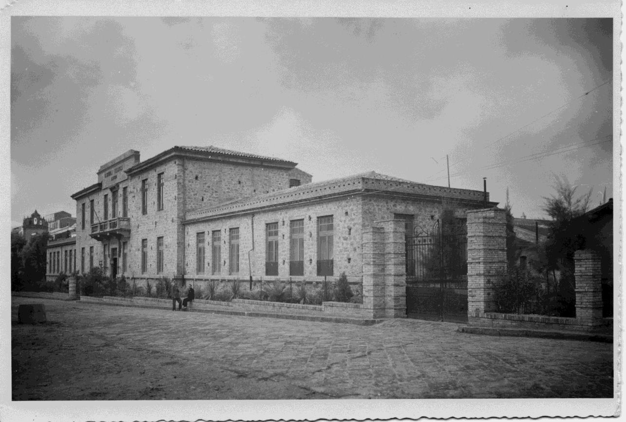 La Regia Scuola Industriale negli anni venti viene trasferita nel nuovo edificio di Via Gen.le Muscarà.