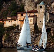 LOCATION I nostri percorsi di team sailing possono essere realizzati in diverse location (zona nord dei laghi e mare) La sede principale è situata a Laveno, sul Lago Maggiore, raggiungibile da
