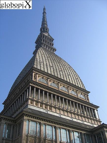 I 5 luoghi imperdibili di Torino 1) Mole Antonelliana Costruita nel 1863 su progetto di Alessandro Antonelli, per essere