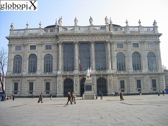 2) Palazzo Madama Palazzo Madama, al centro della Piazza, trae origine da quella che fu la Porta Decumana della antica