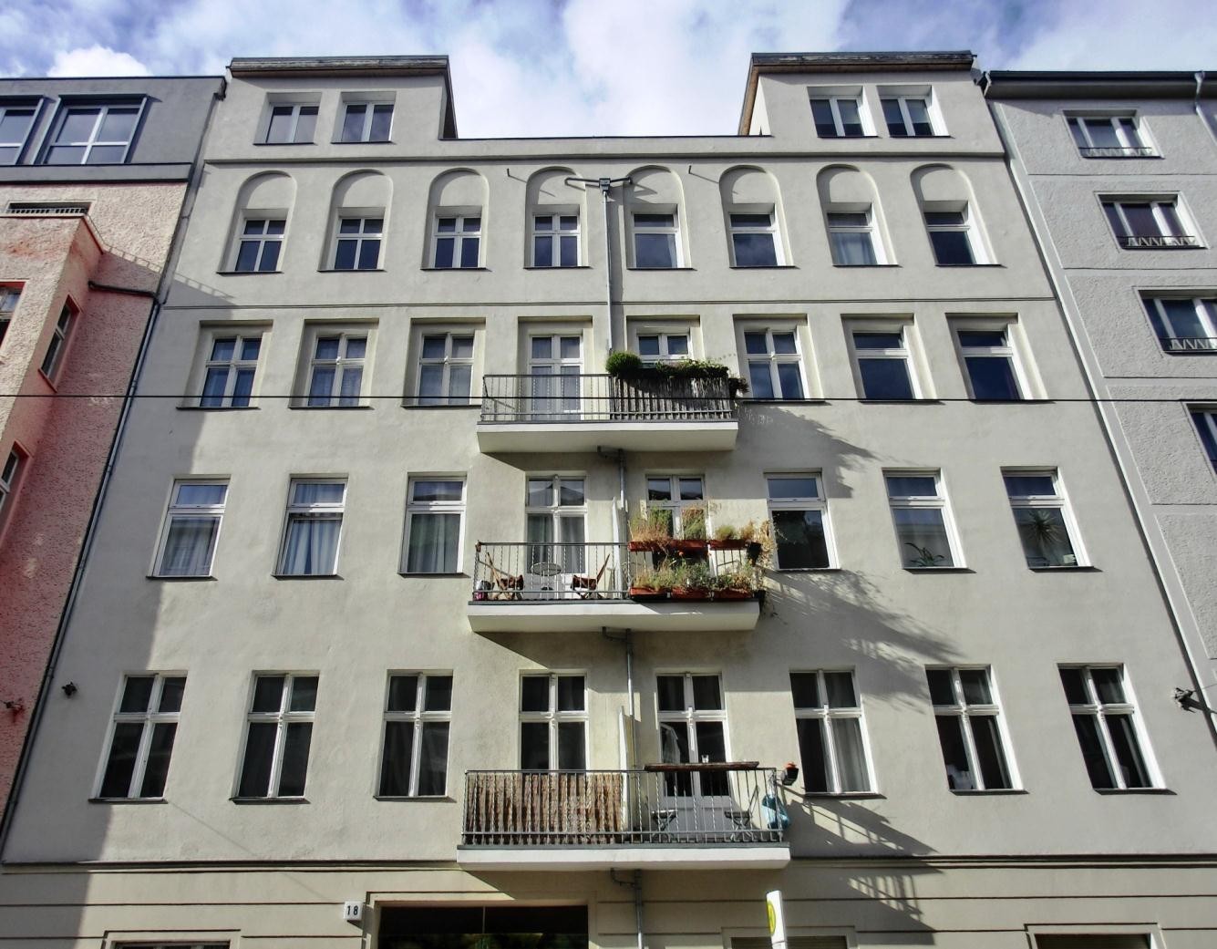 1- Palazzo rinnovato in Berlino Mitte: Palazzo dell 800 di 5 piani con 20 appartamenti, completamente restaurato nel 2006.