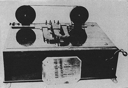 Verso la radio La radio è la tecnologia elettronica che utilizza le onde elettromagnetiche, la cui frequenza è al di sotto di quella della luce visibile, per le telecomunicazioni o alcuni