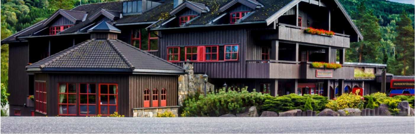 - 2 - Hunderfossen Hotell & Resort è un hotel intimo e accogliente, con 40 camere, 29 cabine. Si trova a 15 chilometri a nord di Lillehammer, lungo la E6 e 5 minuti di distanza da Hafjell.