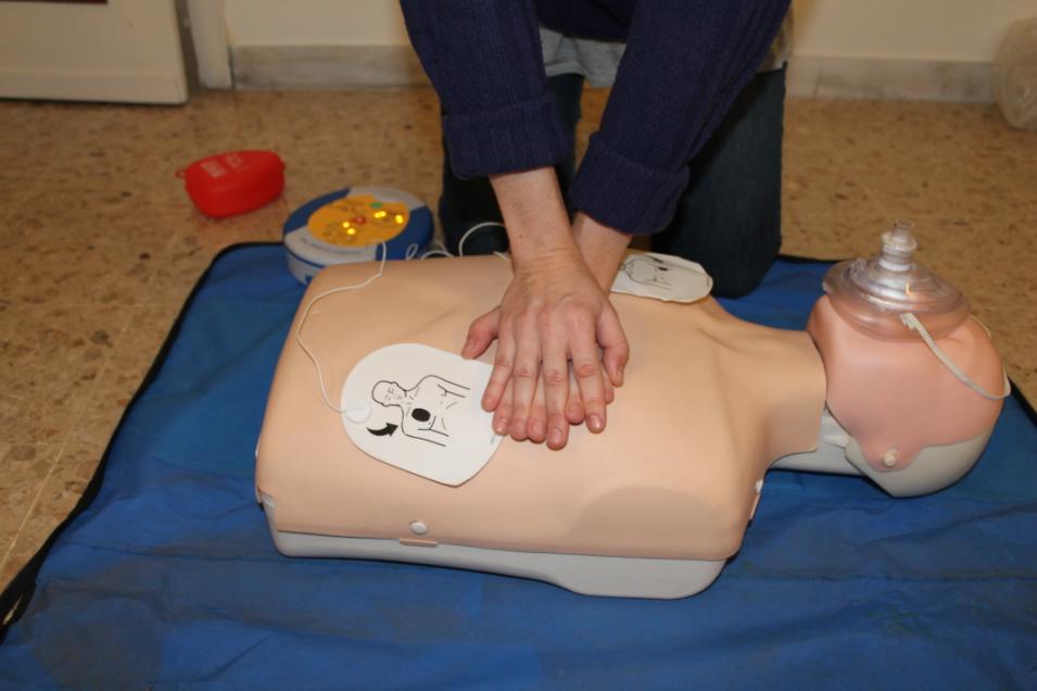 Parte Pratica L esercitazione pratica comprenderà l utilizzo di un manichino e di un defibrillatore semi-automatico.