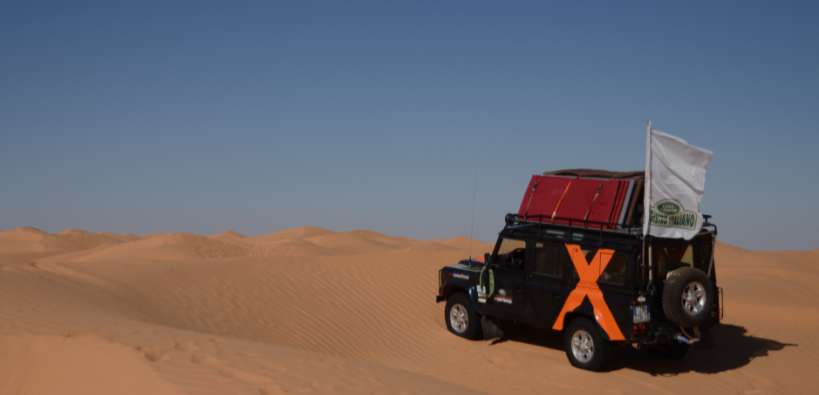 Condurre una fuoristrada nel deserto ha poco in comune con la guida quotidiana e per apprenderne le tecniche sono necessarie dedizione, pazienza e soprattutto sabbia!