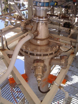 Figura 8: parte inferiore del gassificatore da laboratorio In ingresso al gassificatore, oltre al combustibile, si hanno le correnti di aria e vapore, mentre in uscita si ha il syngas (circa 130 Nm 3