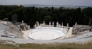 Il teatro Il teatro fu un'invenzione dei Greci. Le commedie e le tragedie scritte dagli antichi Greci sono rappresentate ancora oggi.
