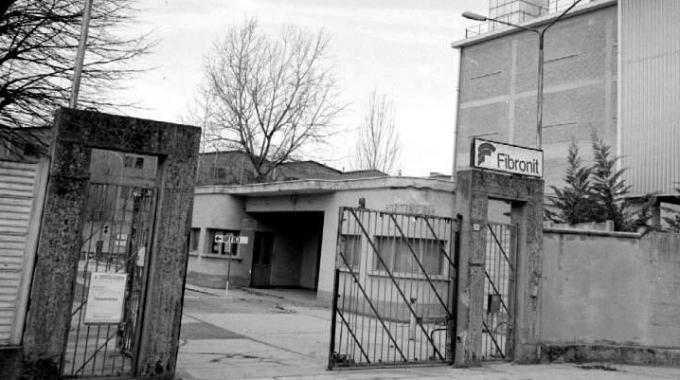 Storia Lo stabilimento Fibronit di Bari, sito in una zona semi-centrale della città, ha operato dal 1934 al 1989 nella produzione di manufatti (lastre, tubi, pezzi speciali) in cemento-amianto.