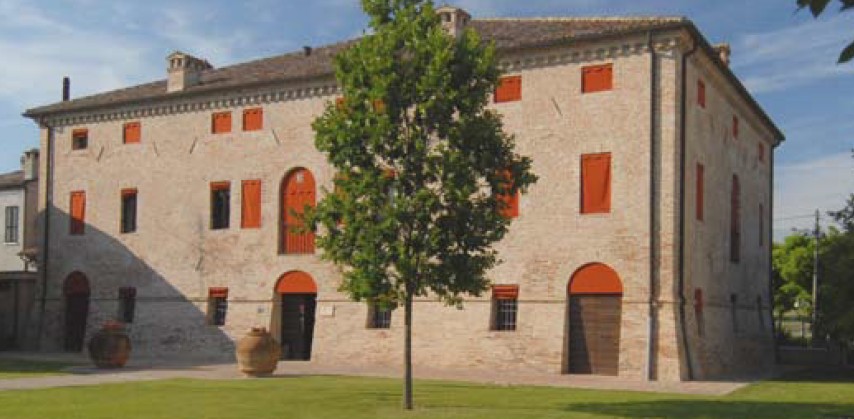 Dal Museo NatuRa, in Via Rivoletto, si raggiunge la casa del poeta Olindo Guerrini attraversando le vecchie scuole elementari.