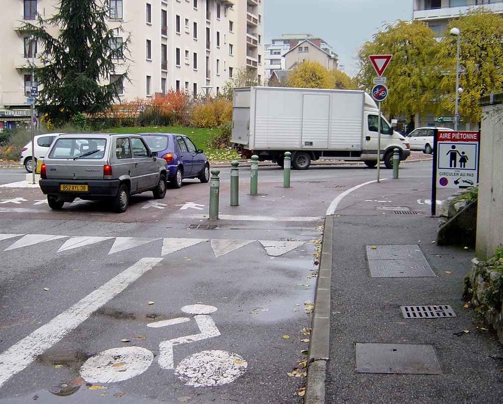 Figura 18 - Una rotatoria a Chambéry in cui la pista ciclabile termina prima della rotatoria e il ciclista può scegliere