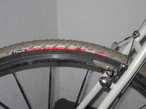 CICLOCROSS NORMATIVA UCI Art 1.3.018: La larghezza del copertone delle ruote non potrà superare i mm. 35, e queste non possono portare ne punte (bullette) ne chiodi.
