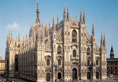 Percorso Tappa I: Piazza Duomo Il Duomo: esempio di Gotico fiammeggiante con la sua foresta di guglie.