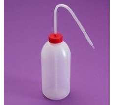 17) BACCHETTA DI VETRO = è una bacchetta di vetro usata per mescolare e per travasare liquidi 18) SPRUZZETTA = è una bottiglia in plastica, nel cui tappo è inserito un
