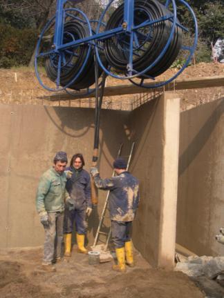 INSTALLAZIONE NEL FORO Installazione nel foro a gravità MOLTO IMPORTANTE: EVITARE L INSTALLAZIONE DELLE SONDE (IN MATERIALE PLASTICO) DENTRO IL FORO DI SONDAGGIO A