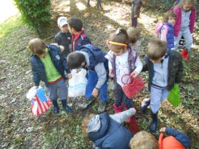 ESPLORAZIONE AMBIENTALE Cn l immersine nel cntest, i bambini prcedn alla scperta dell ambiente bsc sia in frma libera che in frma guidata; l espert prpne spunti di sservazine e gichi di