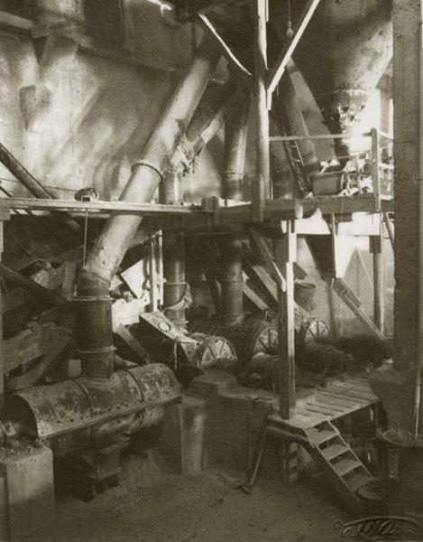 Mancanza di dati relativi alle esposizioni professionali a fibre di amianto in molti settori Donne al lavoro in una industria tessile di fibre di amianto 1960 I dati storici esistenti risalgono