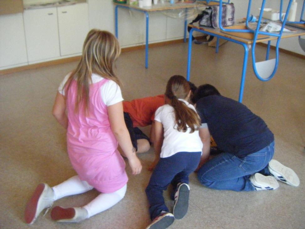 Tre bambini giocano in gruppo.
