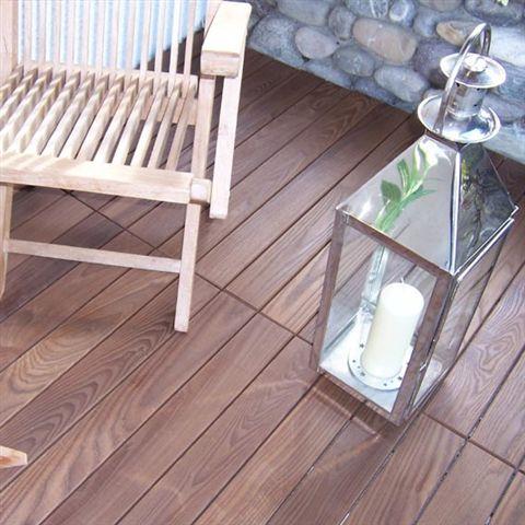 DECKING LE ESSENZE FRASSINO TERMOTRATTATO Origine: Europa Colorazione: marrone Idoneo anche per rivestimenti di facciate Progetti