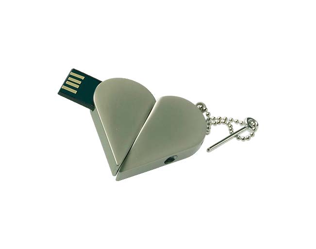Lux Cupido Chiave USB in metallo, caratterizzata dalla forma a cuore. Dotata di anello sporgente su un lato, in cui è inserita una catenella utilizzabile come portachiavi, e una freccia.