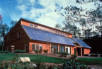 Il sistema fotovoltaico L' efficienza di una cella fotovoltaica è 12-16%. L'energia prodotta nella vita media (20 anni) da un pannello FV da 1 kwp è 18-24 MWh.