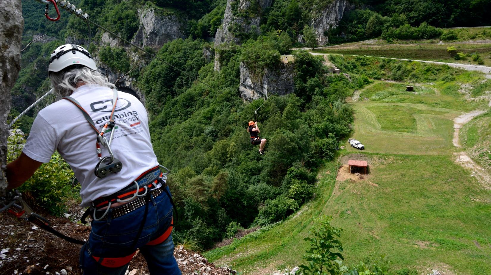 Adventure Park Limarò PERCORSO PONTI E PERCORSO AEREO Un percorso sospeso, che mette alla prova equilibrio e capacità di autocontrollo.