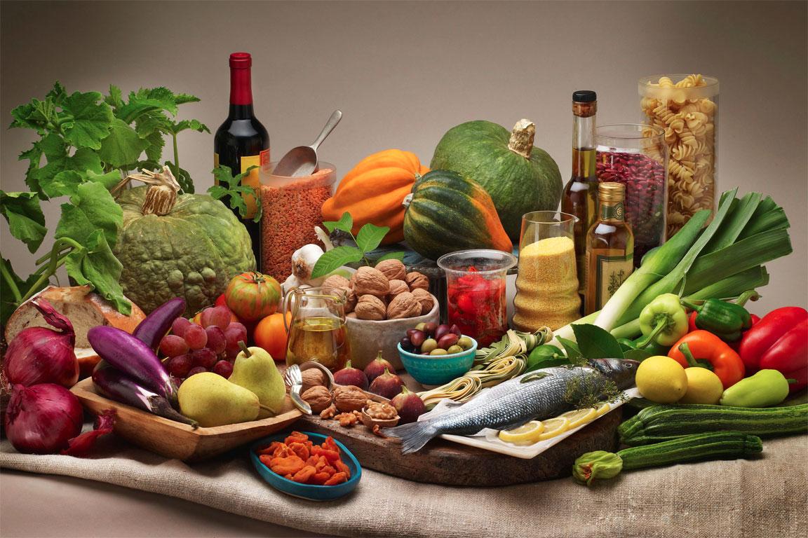 Gli Alimenti Classificazione degli alimenti Alimenti semplici o principi alimentari o principi nutritivi o nutrienti: servono a nutrire l organismo, derivano dalla digestione, vengono utilizzati in