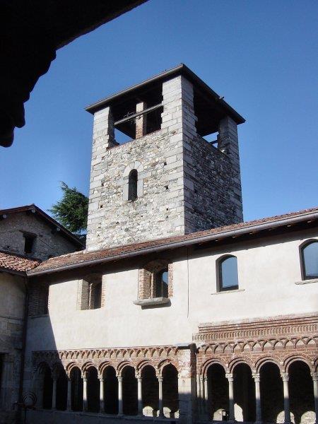Voltorre San Michele antico do Longobardo VII/VIII sec. d.c. venne ampliata con presbiterio a doppia abside.