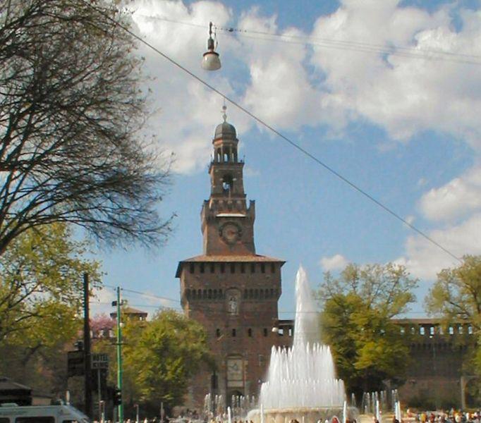 Castello Sforzesco in primo piano e del duomo in secondo piano