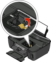2 Sollevare il pannello di controllo della stampante, quindi rimuovere le cartucce di inchiostro dal vassoio di uscita della carta. 3 Collegare il cavo di alimentazione e accendere la stampante.