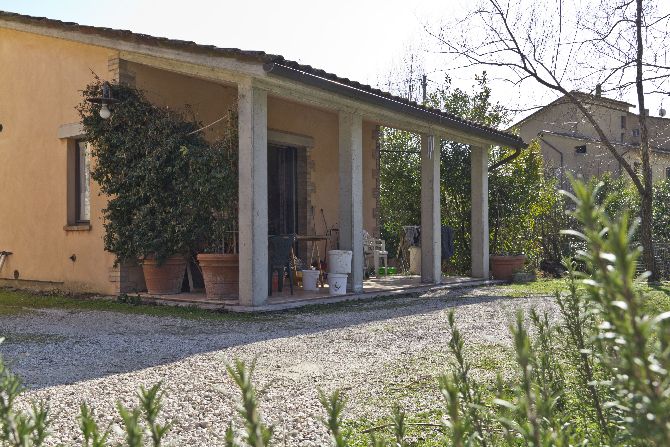 E' così suddiviso: Corridoio, tre camere da letto matrimoniali, vano disimpegno e due bagni.