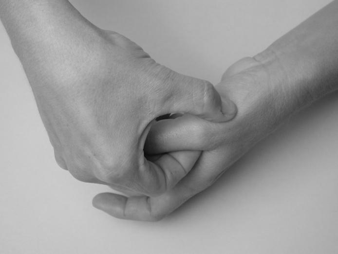 2 RIFLESSOLOGIA Questa metodica, comunemente conosciuta come riflessologia del piede o della mano o come massaggio zonale consiste in una stimolazione manuale di