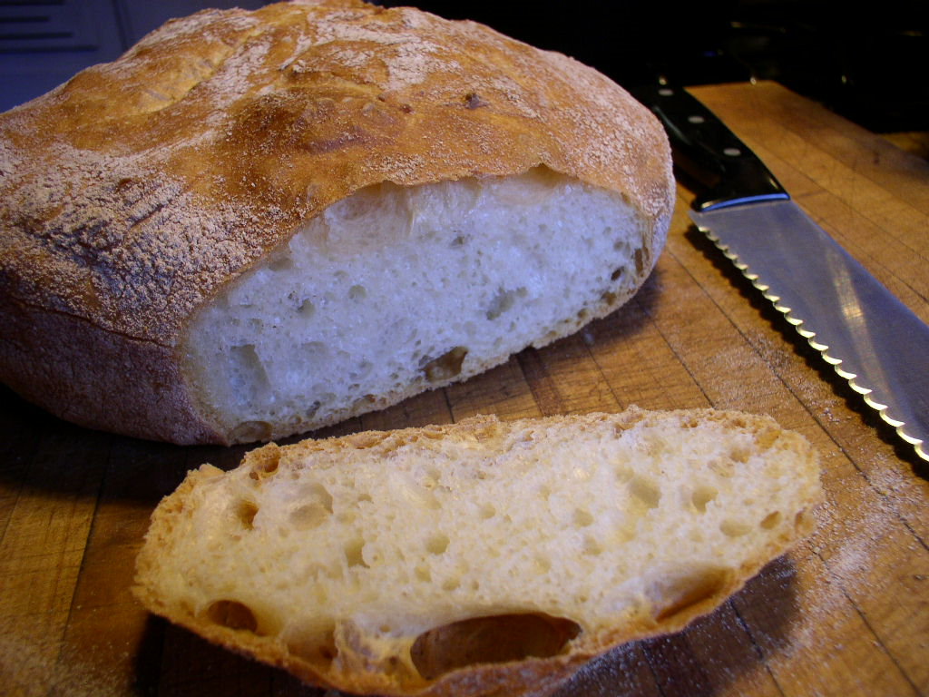 FARE IL PANE CON IL LIEVITO MADRE Farina, la scelta del tipo dipende dai gusti, quelle integrali consiglio di miscelarle con grano tenero e grano duro per non avere un pane troppo compatto, stesso