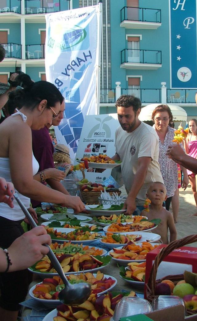 9 Luglio 2013 HAPPY BIO FRUTTA A KM 0 Frutta a merenda per un Happy Bio a Km 0, il 12 luglio al Bagno Riviera di Lido di Savio.