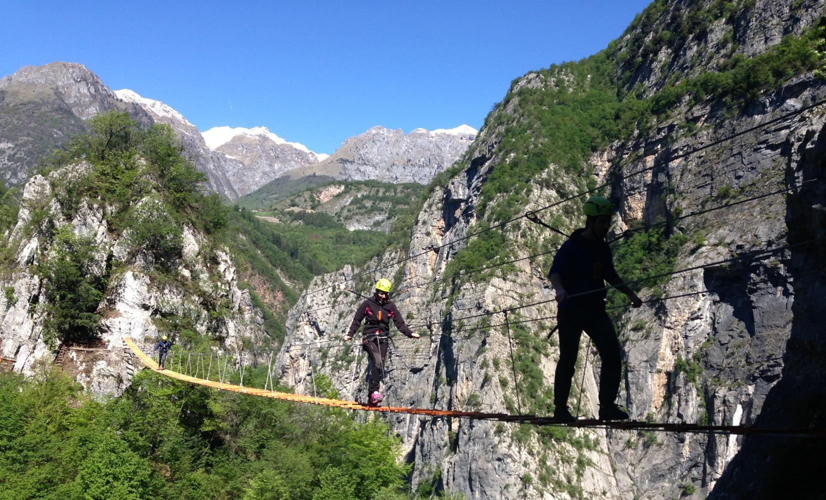 Esperienze in Outdoor Outdoor: esperienze a contatto con la natura L'outdoor è un'attività che si basa sull'impegno e il dinamismo del singolo individuo che sfida la natura e si confronta con altri