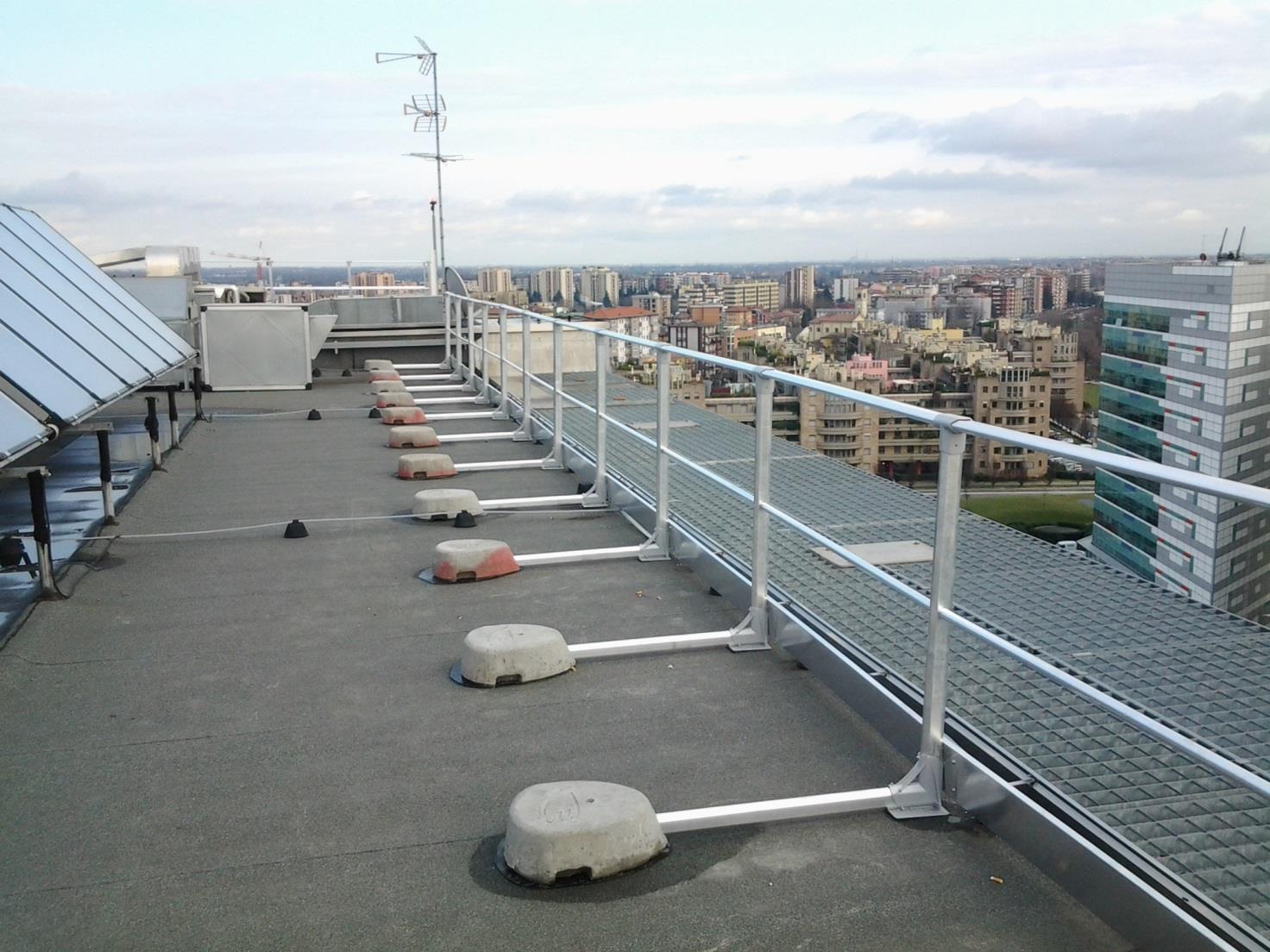 I parapetti sono dispositivi anti-caduta che consentono l accesso e il lavoro su una copertura di tetto in totale sicurezza.