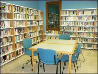 Gli studenti di ogni grado e tutti coloro che hanno il piacere ed il bisogno di consultare il patrimonio librario possono trovare più di quaranta postazioni di studio.