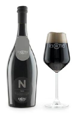 AZIENDA: LA COTTA NERA Birra ad alta fermentazione di colore nero intenso, dal carattere compatto, deciso ed importante, caratterizzata dalla schiuma corposa e morbida.