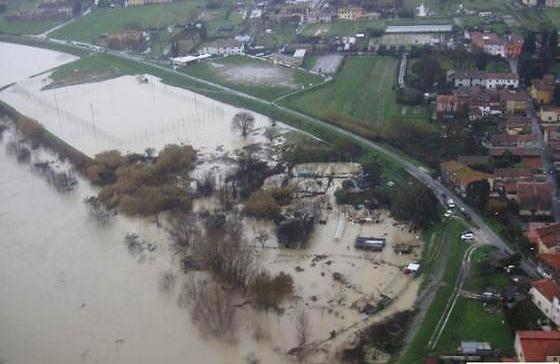 Altri fattori climatici: 2) PRECIPITAZIONI L entità della pioggia (in mm/unità di superficie) la distribuzione (su base annua e mensile) e l intensità (mm/unità di tempo)