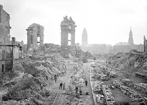 Per molti mesi, tra il 1944 e il 1945 le città tedesche sono bombardate.