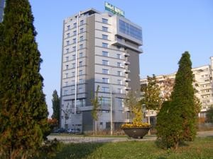 Hotel Royal Bucharest 4* Situato proprio nel cuore di Bucarest, a Piata Unirii, l albergo Royal Bucarest offre stanze calde, moderne, con aria condizionata e mini bar Parcheggio gratuito e Wi-Fi