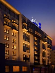 Radisson Blu Hotel Bucharest 5* L albergo Radisson Blu di Bucarest è situato nel centro della città, vicino al quartiere degli affari e dello shopping, con tante attrazioni turistiche e storiche