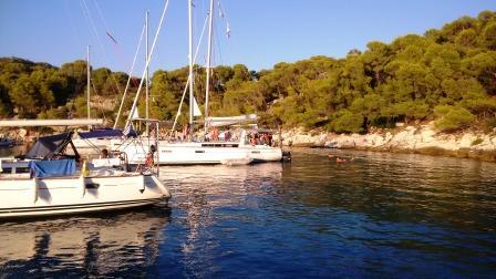 1) Russian Bay (Poros) Isola di Angistri : 14M - Partenza per le 09.30 per raggiungere il prima possibile l isola di Angistri dove avremmo fatto il primo bagno in acqua favolosamente cristallina.