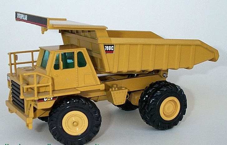 MACCHINE PER IL TRASPORTO DI MATERIALE DUMPER Utilizzato sia in un cantiere edile che stradale è adibito esclusivamente al trasporto di materiale.