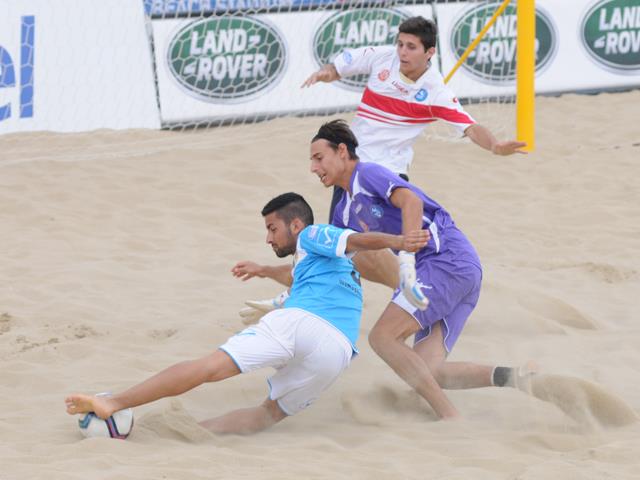 IL NOSTRO SPORT Il beach soccer è la trasposizione estiva dello sport più praticato in Italia, il calcio, inserito in una cornice che ne amplifica la spettacolarità.