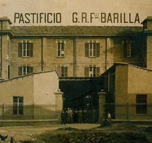 STORIA 1877 1910 GLI INIZI E' il 1877 quando Pietro Barilla senior apre in strada Vittorio Emanuele una bottega con forno che produceva pane e pasta.