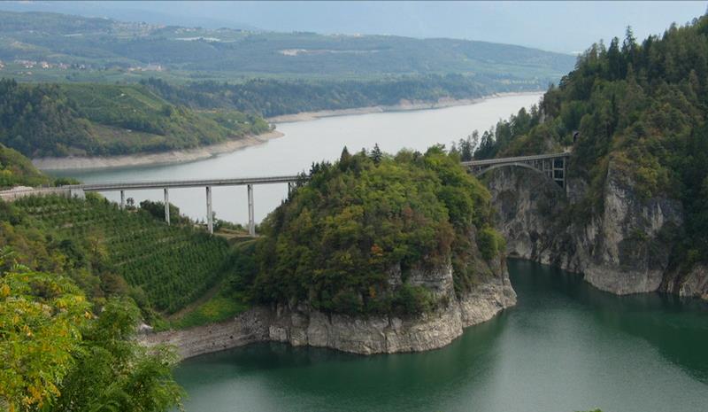 ICAR/09 TECNICA DELLE COSTRUZIONI Docente proponente: Daniele Zonta Tesi Applicative nel Campo dei Ponti Verifica al transito di carichi eccezionali sui ponti della Provincia Autonoma di Trento: