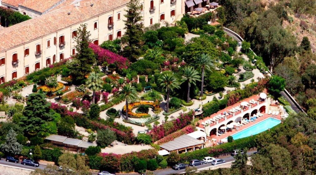 TAORMINA SAN DOMENICO PALACE UN HOTEL 5 STELLE DI LUSSO SULLA COSTA ORIENTALE DELLA SICILIA Il San Domenico Palace Hotel sorge in una location davvero magnifica, che ha affascinato l uomo fin dai