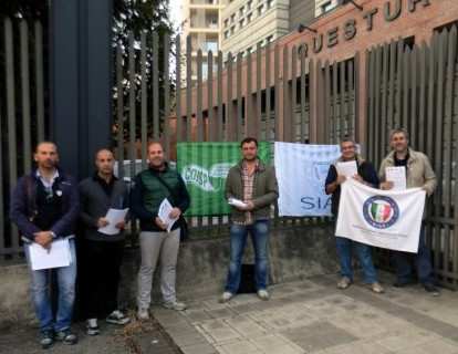 !! Rassegna stampa 24 ottobre 2012 Protesta dei sindacati della Polizia contro un Governo arrogante.